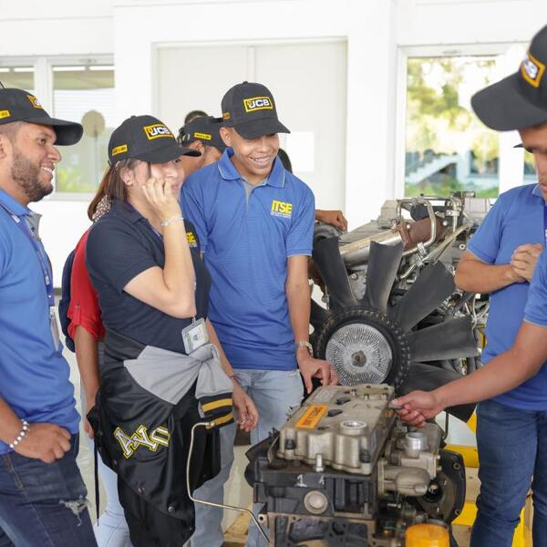Imagen Cardoze-y-Lindo-SA-realiza-donacion-de-maquinaria-industrial-al-ITSE-para-laboratorio-vivencial-de-estudiantes--7