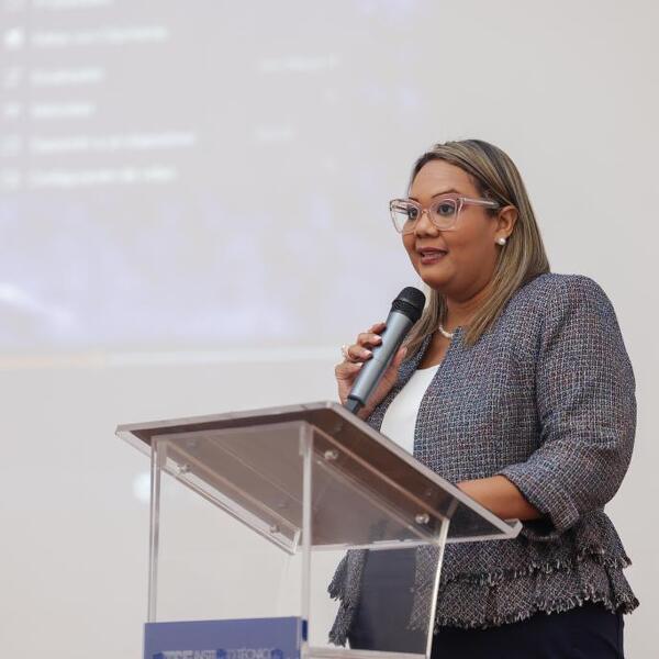 Imagen Fotos---Dra-Mayuri-Galindo-presenta-a-los-estudiantes-del-ITSE-su-libro-Contabilidad-2