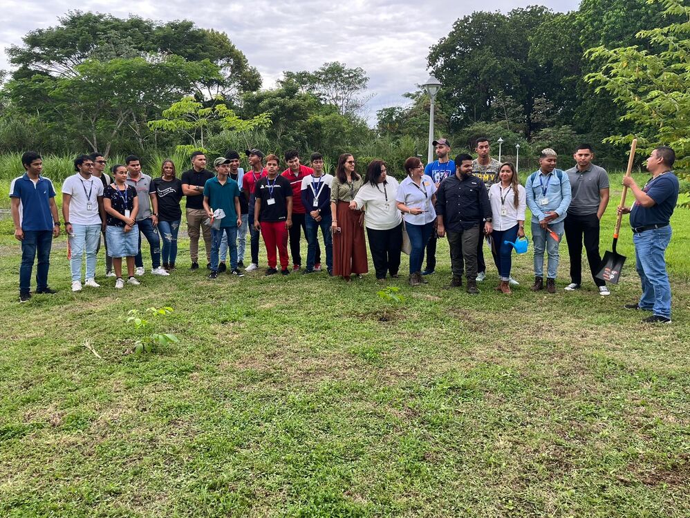Imagen de portada Estudiantes de la Escuela de Tecnología Industrial realizan siembra de Guayacanes en el Día de la Reforestación