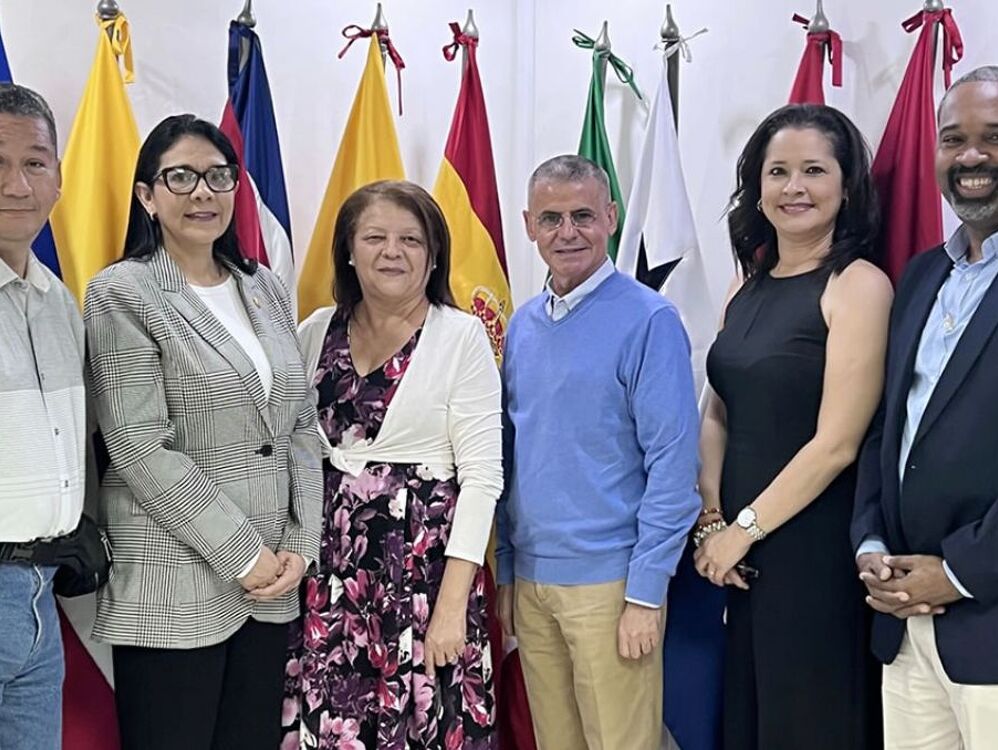 Imagen de portada Instructora académica de la Escuela de Negocios distinguida por su destacada participación en Diplomado en Currículum