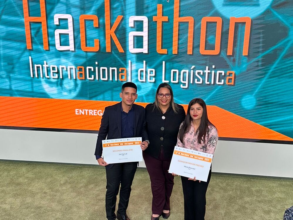 Imagen de portada Estudiantes del ITSE reciben premio en el Hackathon Internacional de Logística en Barcelona