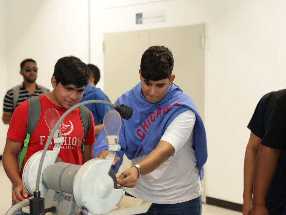 Imagen de portada Realizan donación de equipo de mecánica industrial para complementar formación de estudiantes del ITSE