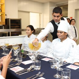 Sabores que se encuentran: estudiantes de Hospitalidad y Turismo exploran el arte del maridaje