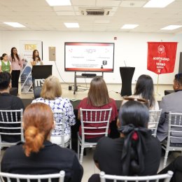 Estudiantes de Operaciones Hoteleras demuestran sus competencias de comunicación con una capacitación sobre la actitud