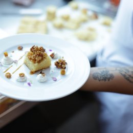 Estudiantes de Artes Culinarias del ITSE demuestran sus competencias en restaurante simulado ante representantes de la Fundación JUPÁ