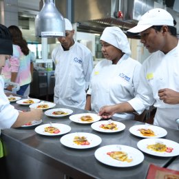Estudiantes becados de Fundación JUPÁ fortalecen sus competencias culinarias mediante restaurante simulado