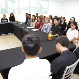 Estudiantes de Operaciones Hoteleras demuestran sus competencias de comunicación con una capacitación sobre la actitud