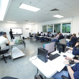 Escuela de Tecnología Industrial fortalece competencias en simulación CNC con entrenamiento especializado de FANUC
