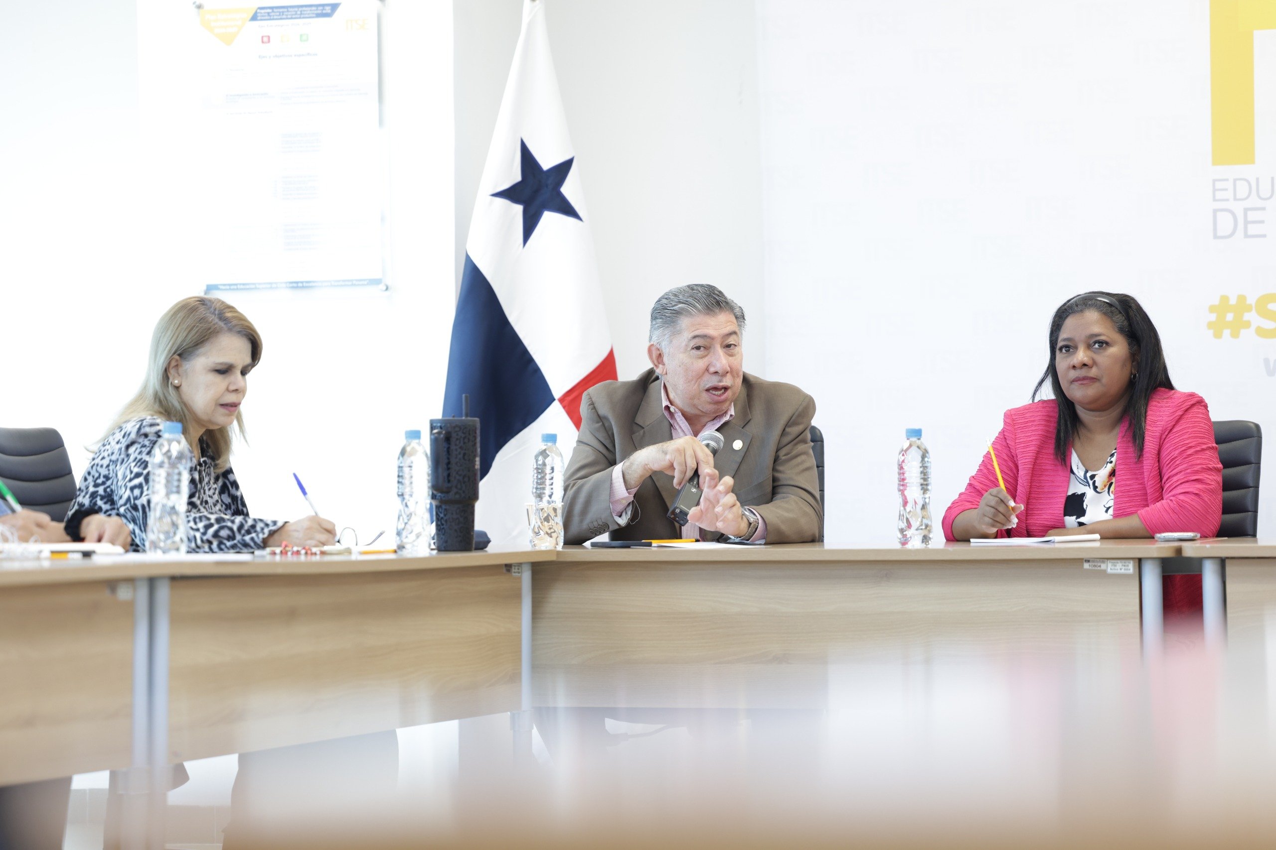 Panamá fortalece su educación con plan piloto para carreras técnicas.