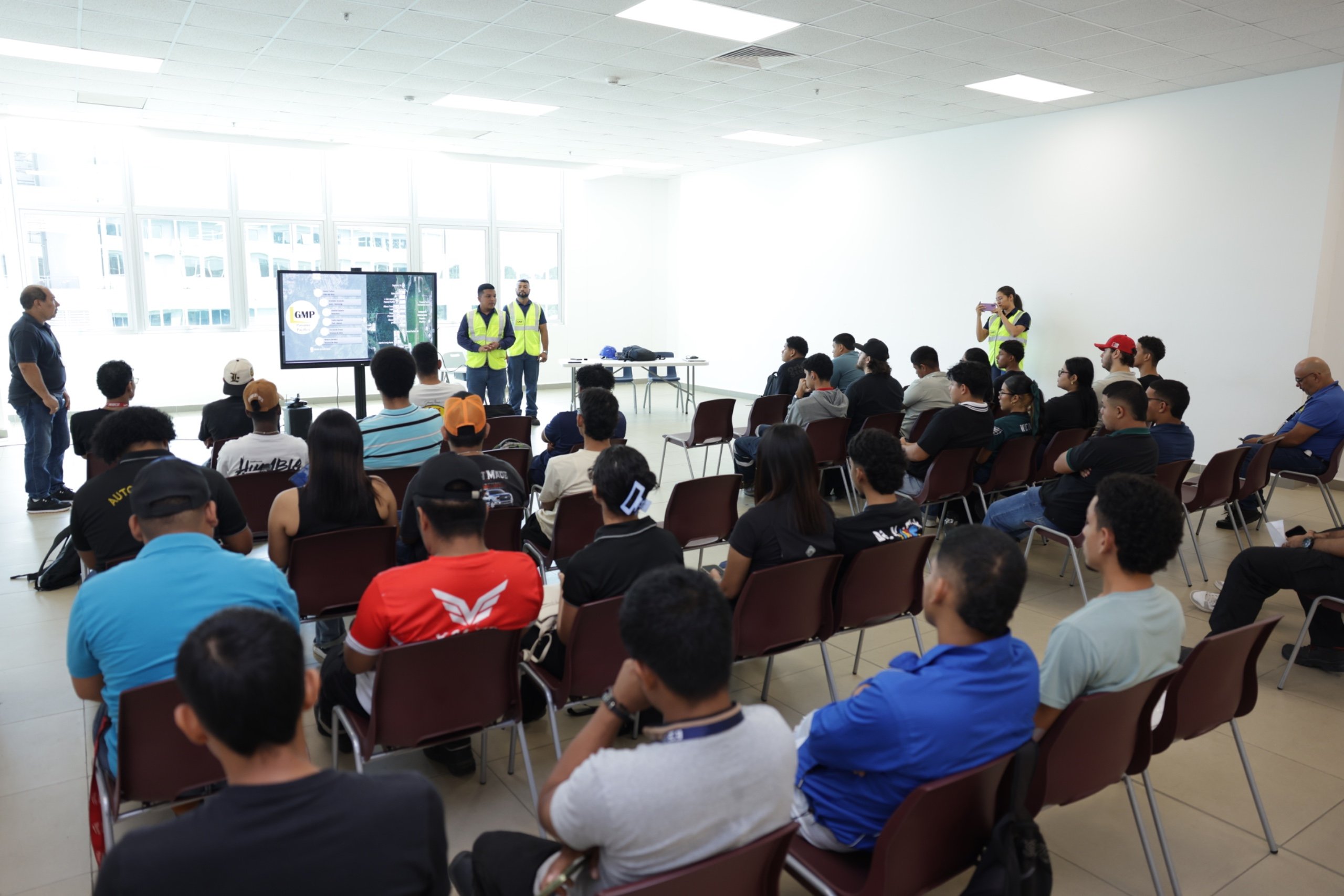 ITSE fortalece competencias técnicas con capacitación en tecnologías de montacargas eléctricos
