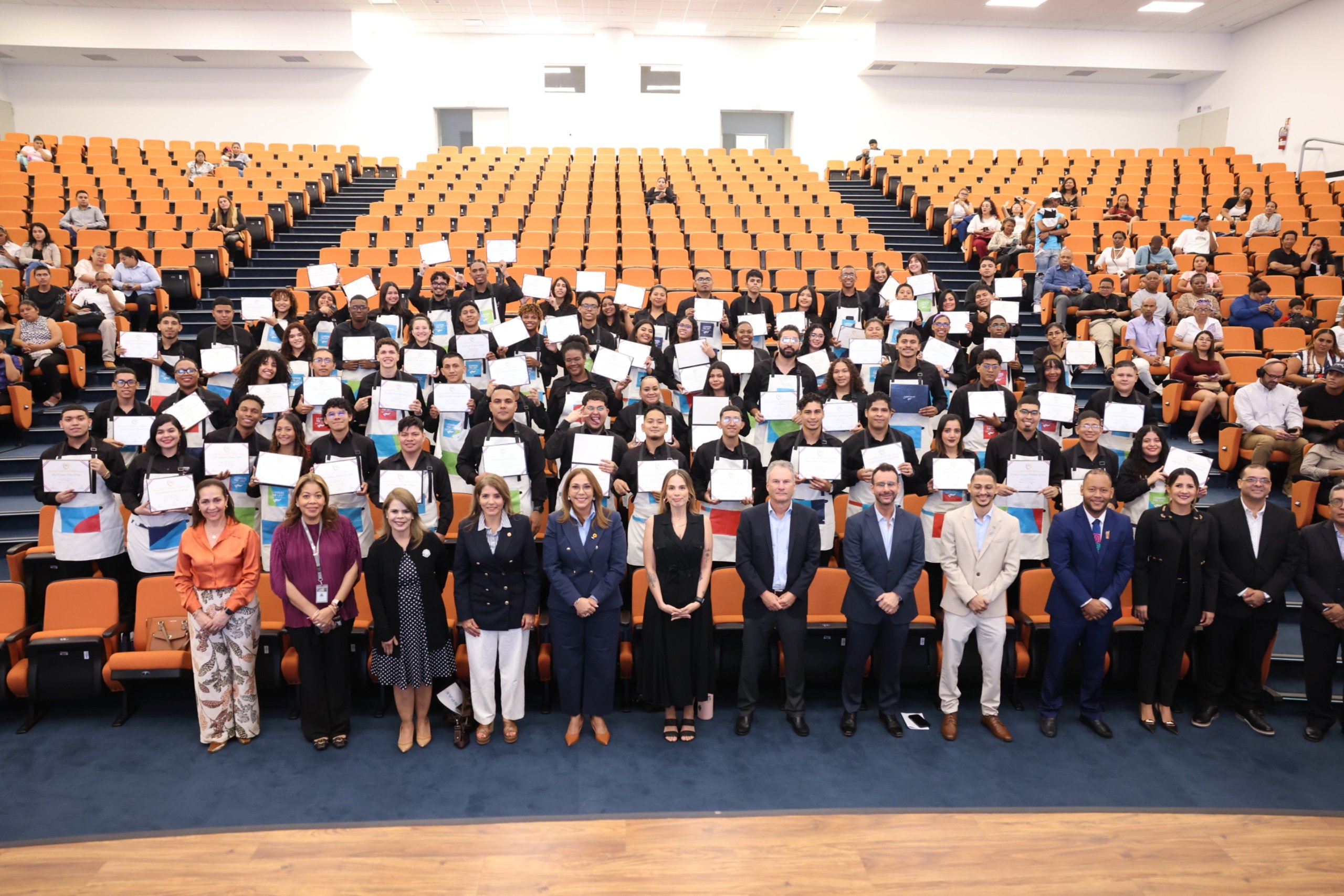 ITSE celebra la graduación de 76 jóvenes del programa Learning for Life, fortaleciendo el talento para la industria de la hospitalidad