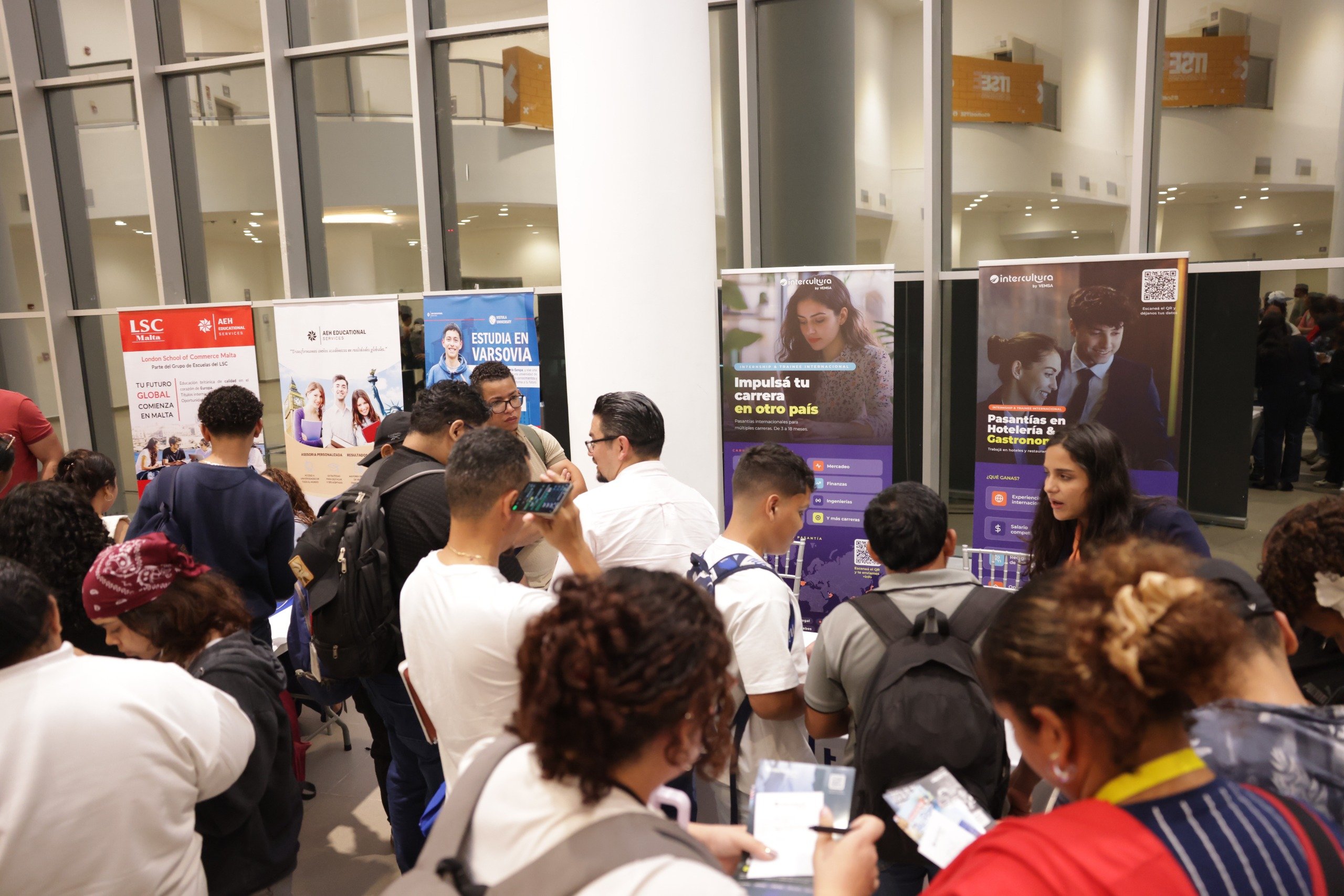 ITSE conecta a sus estudiantes con el mercado laboral global en el Encuentro de Oportunidades Internacionales 2026