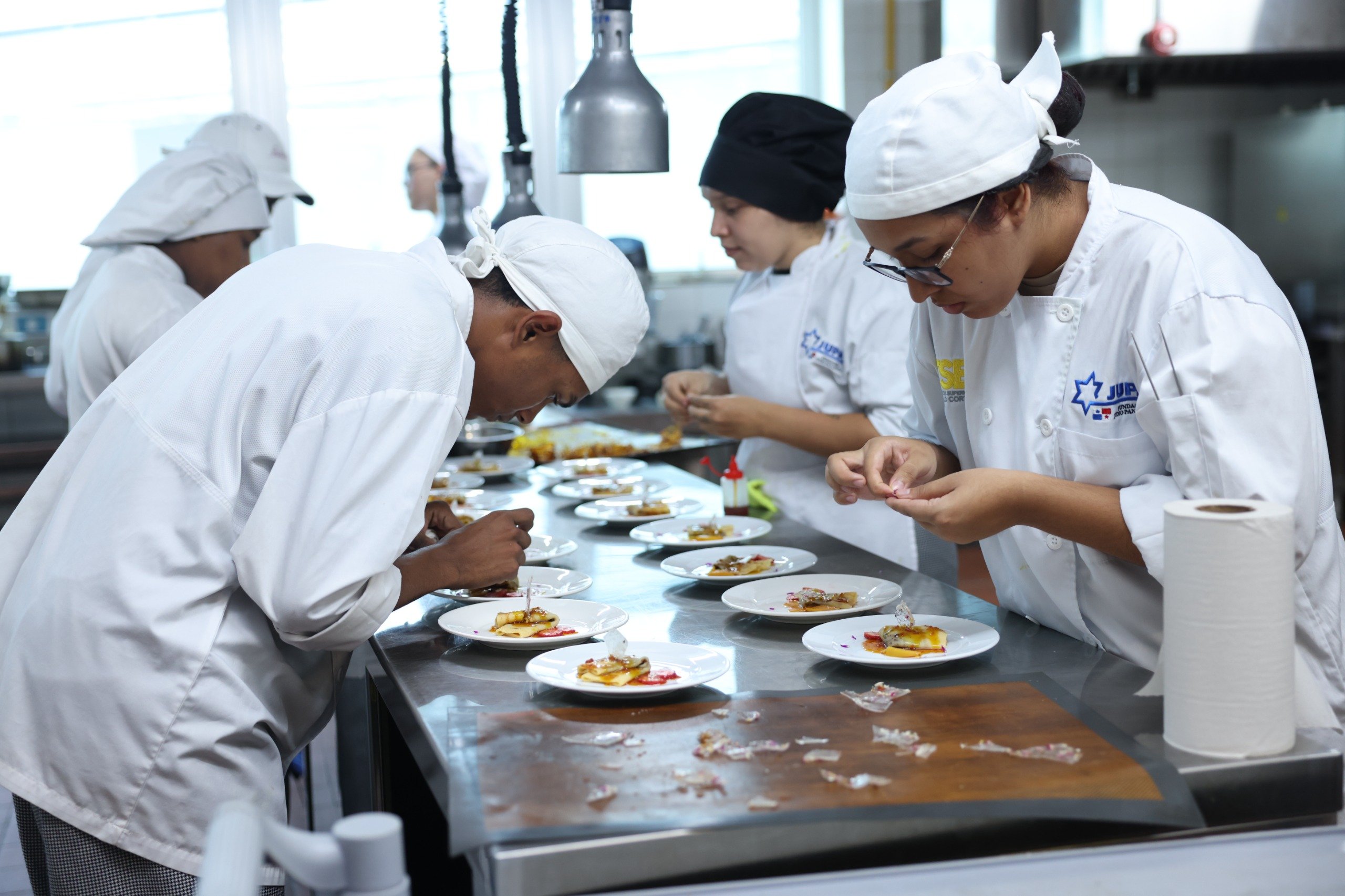 Estudiantes becados de Fundación JUPÁ fortalecen sus competencias culinarias mediante restaurante simulado