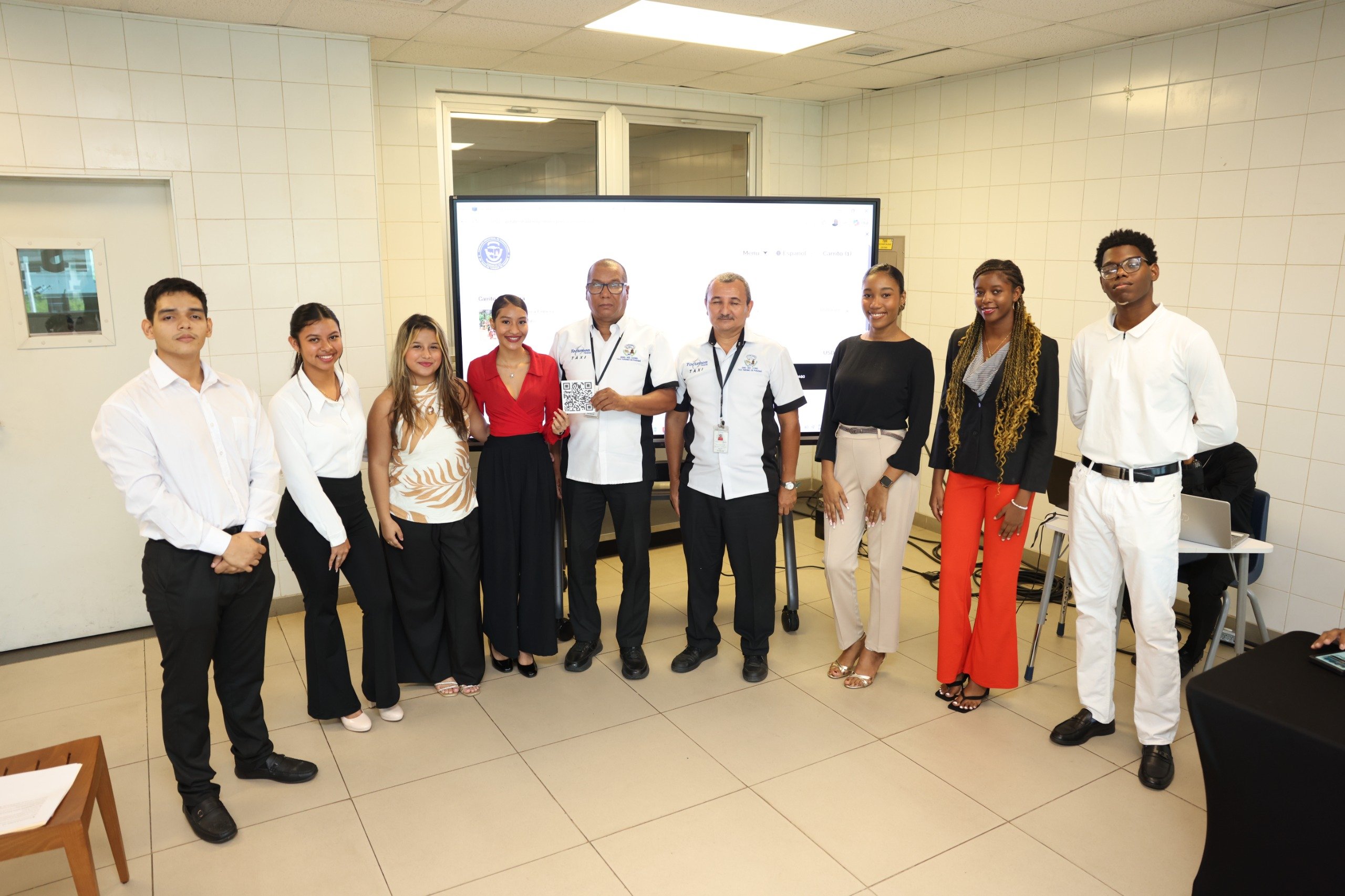 Estudiantes del ITSE diseñan una experiencia turística innovadora para fortalecer la atención en los taxis del Aeropuerto de Tocumen