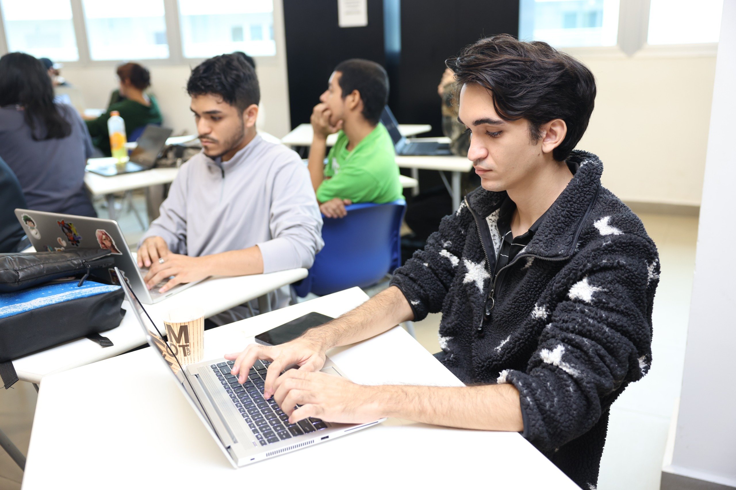 ITSE prepara a estudiantes para desarrollar soluciones con datos e inteligencia artificial en el Hackathon Caja de Ahorros 2026